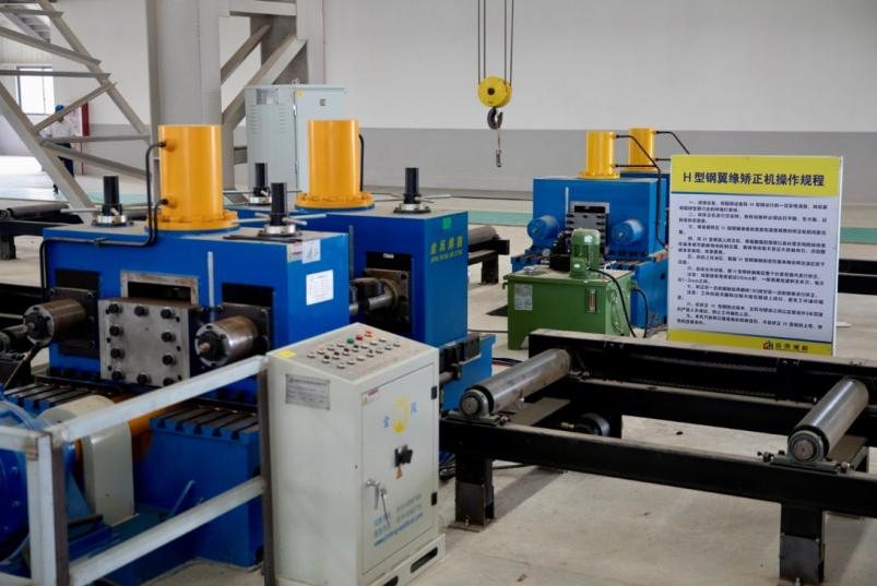 Numerically controlled section processing machine with its control panel