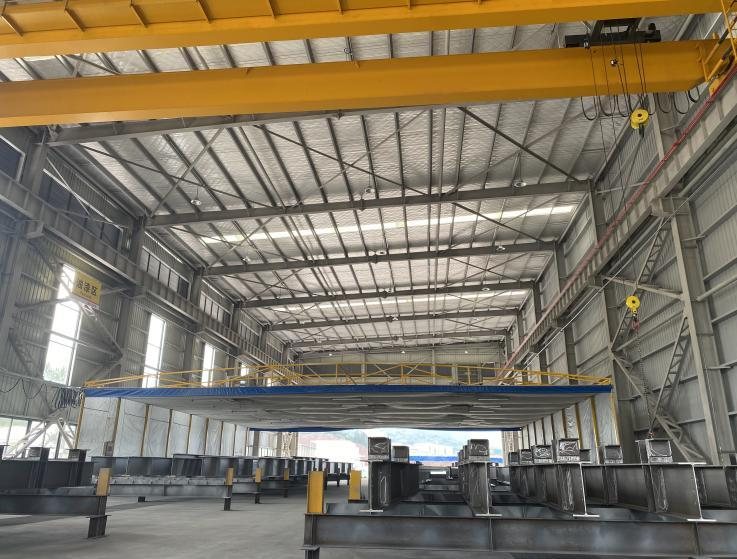 Clear-span workshop floor with overhead travelling cranes